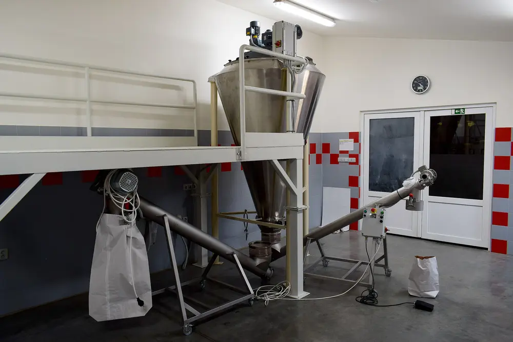 Vertikální míchací zařízení s vynášecím šnekovým dopravníkem